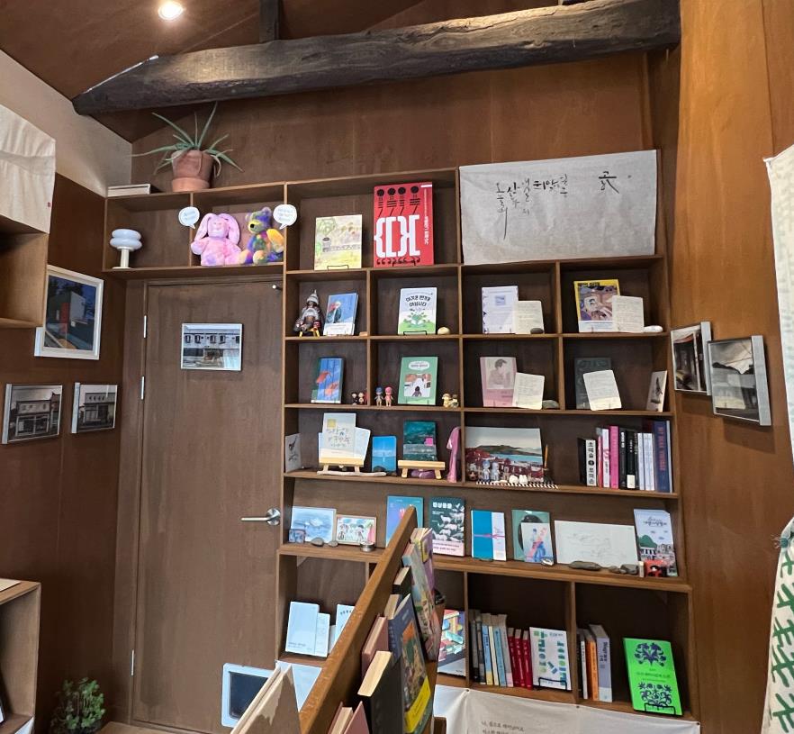 서점과 빵짐의 만남 동네한바퀴 북카페