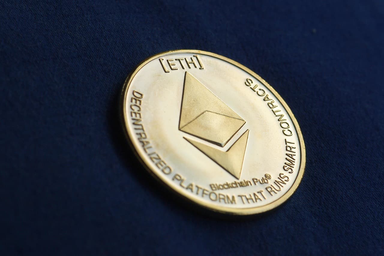 단독으로 놓인 이더리움(ETH) 코인, 파란색 배경.