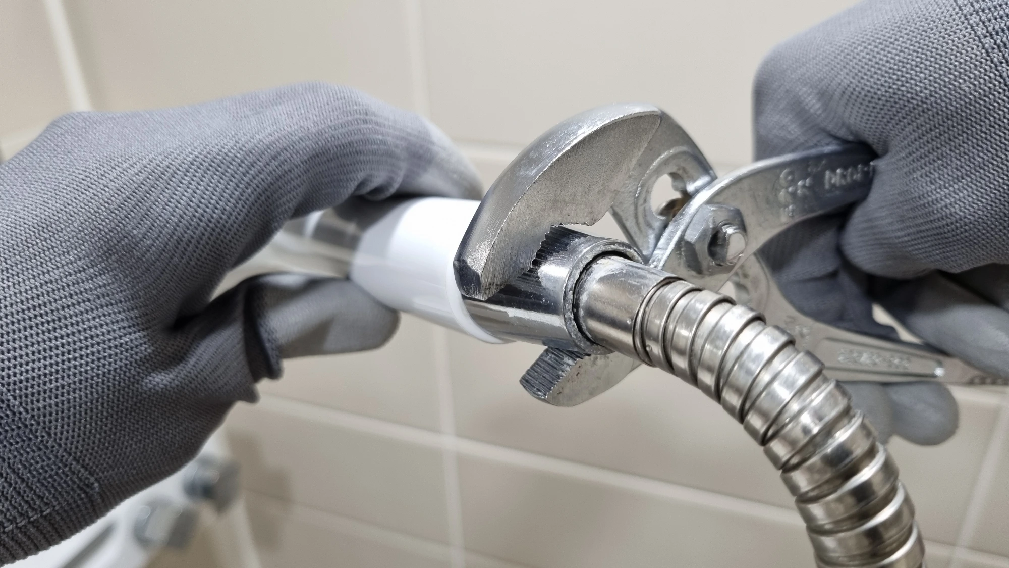 펜치 사용 모습