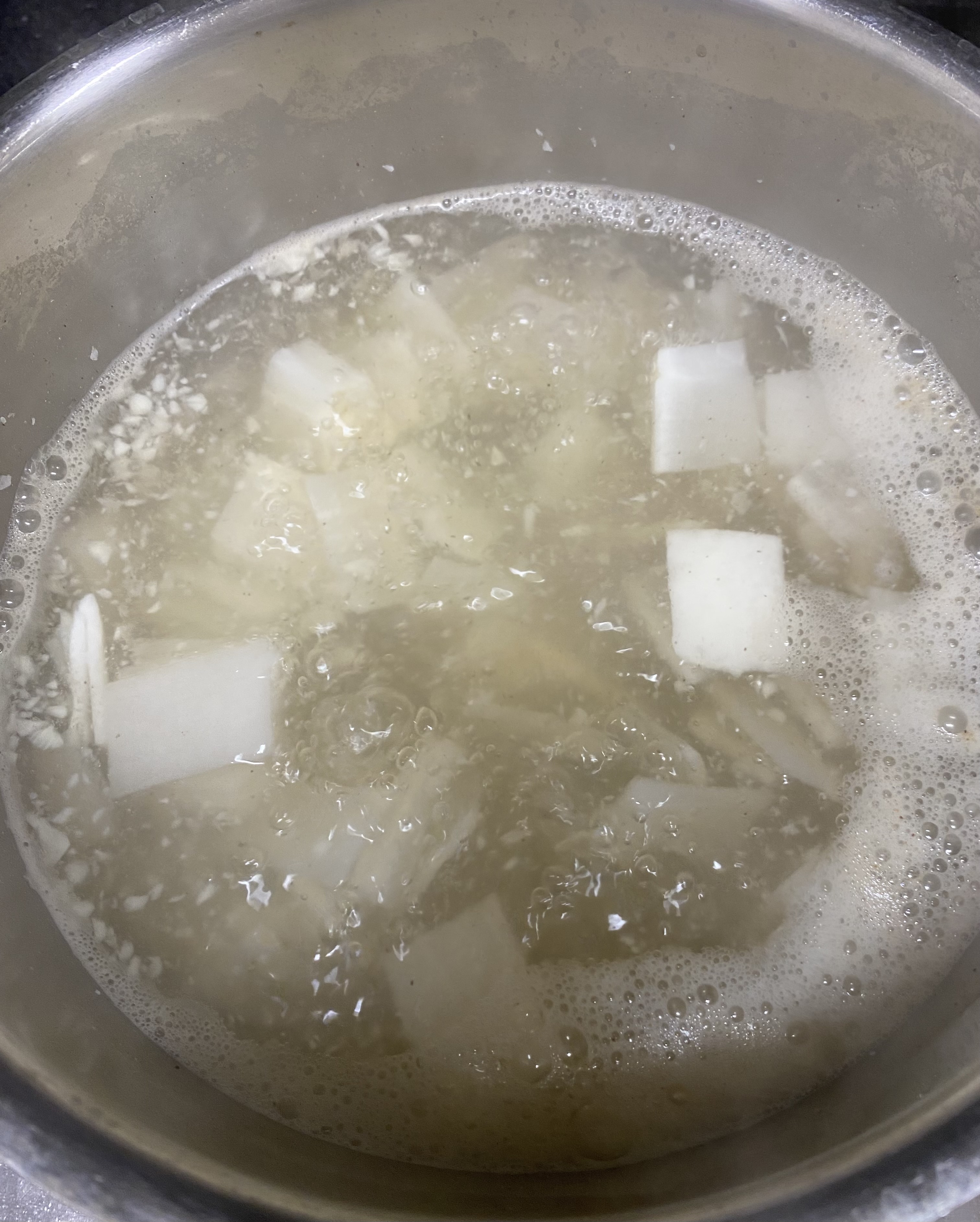 마늘넣고 끓이는 모습