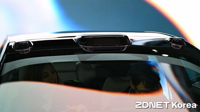 차량 루프에 설치된 카메라와 라이다를 포함해 총 40개 센서를 내장했다.