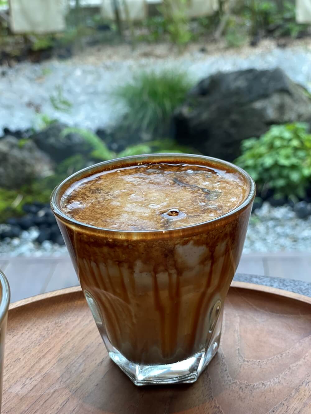 강릉-카페-툇마루-커피-흑임자-커피-모습