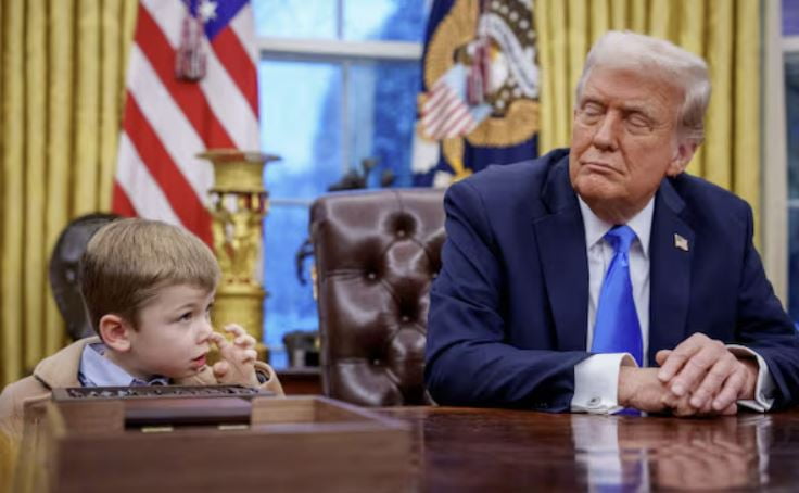 지난 11일(현지시각) 미국 워싱턴 DC 백악관 집무실 결단의 책상 앞에 도널드 트럼프 미국 대통령(오른쪽)과 일론 머스크의 아들인 엑스 머스크가 앉아 있는 모습.