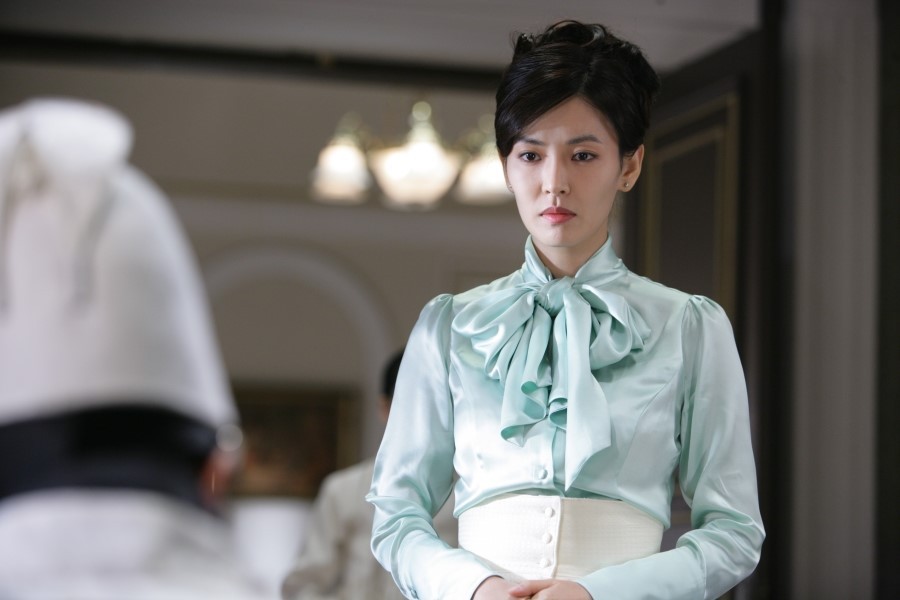 영화 가비 암살 임무와 연민 사이에서 갈등하는 스파이 따냐(김소연)의 심리 묘사 스틸컷