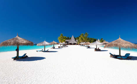 바다-모래사장-위의-오두막들