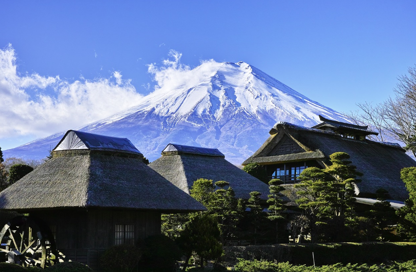 인가와 고즈넉한 후지산의 풍경
