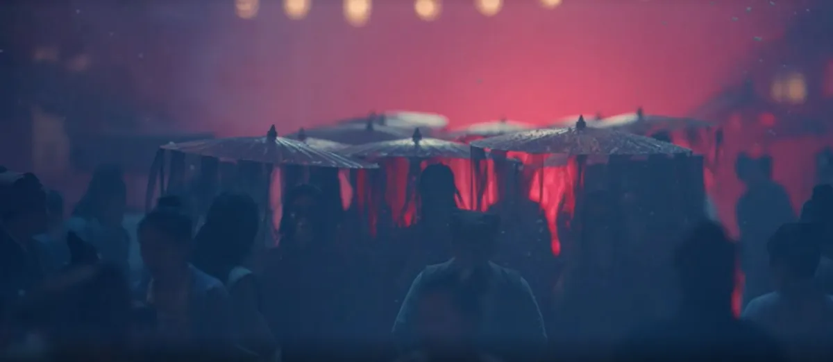 붉은-배경에-우산쓰고오는-무리들