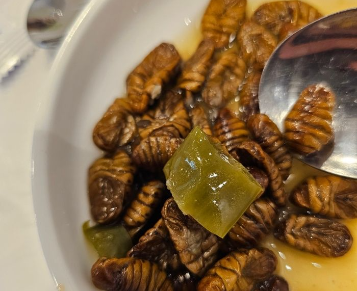 접시에-담겨진-번데기