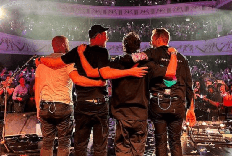 콜드플레이-공연-후-무대에-서-있는-이미지