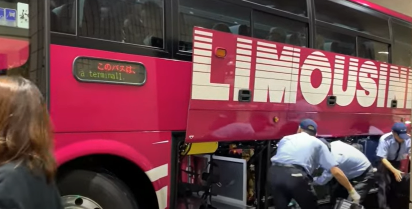 간사이공항, 우메다행 리무진 버스기사들이 짐을 싣고 있는 모습