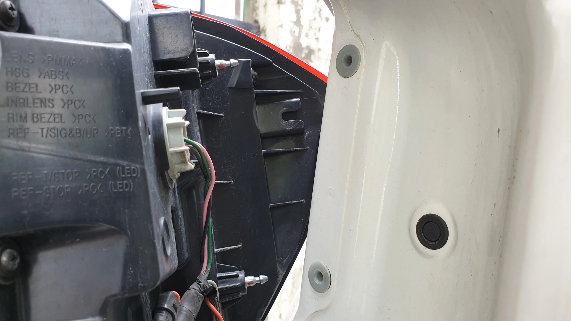 후방 등화장치 본체 끼우는 방향