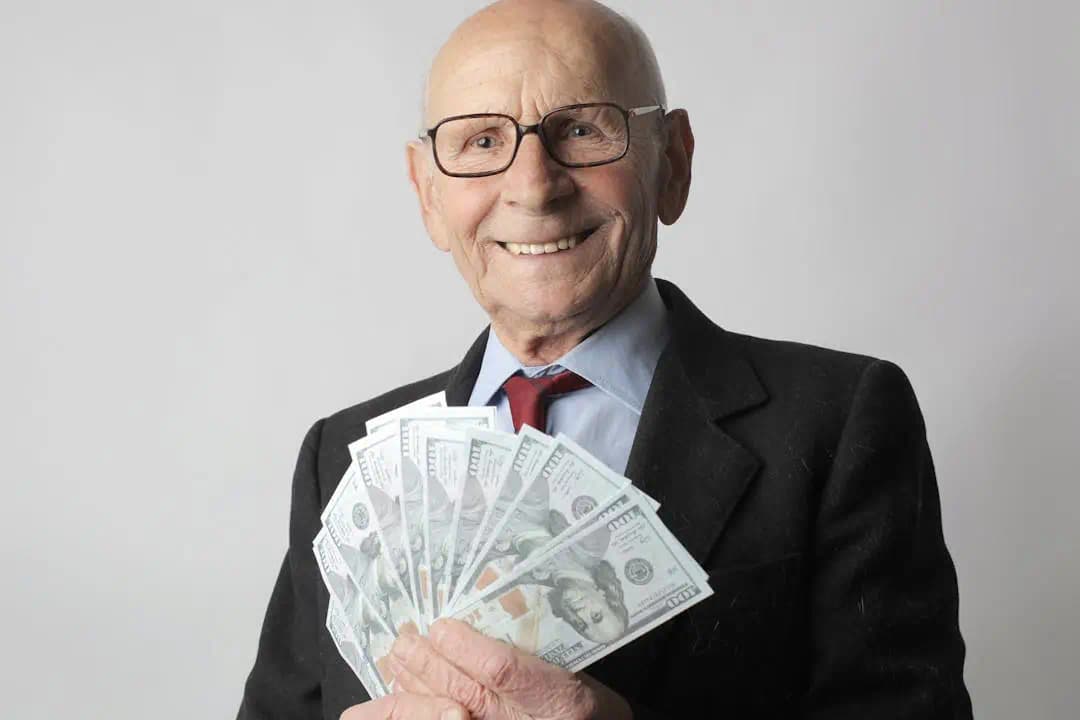 퇴직연금을 받는 퇴직하는 55세 이상의 사람들의 모습3