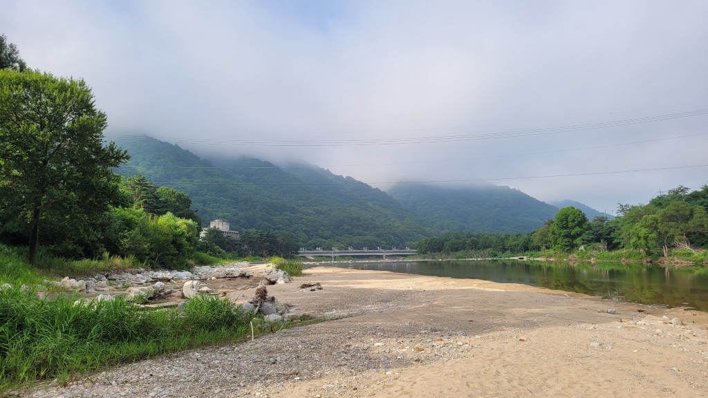 강원도 인제 구만동 계곡 맑은 물과 산 풍경