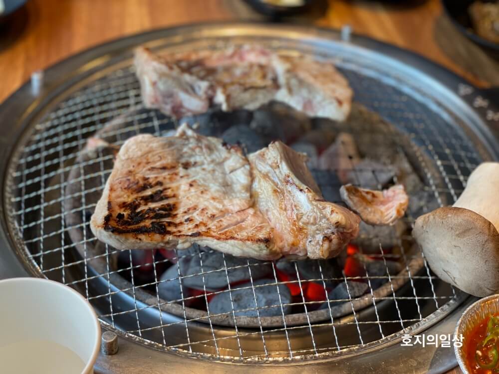 홍천 돼지갈비 맛집 풍년갈비 - 구워지고 있는 생갈비