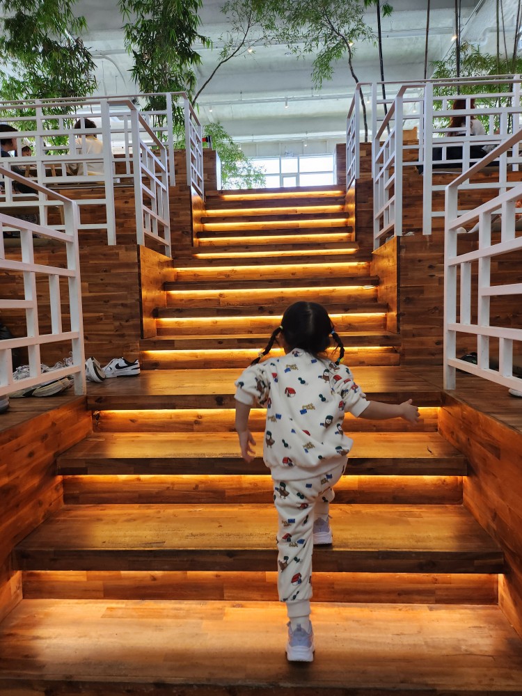 계단을 오르는 아이