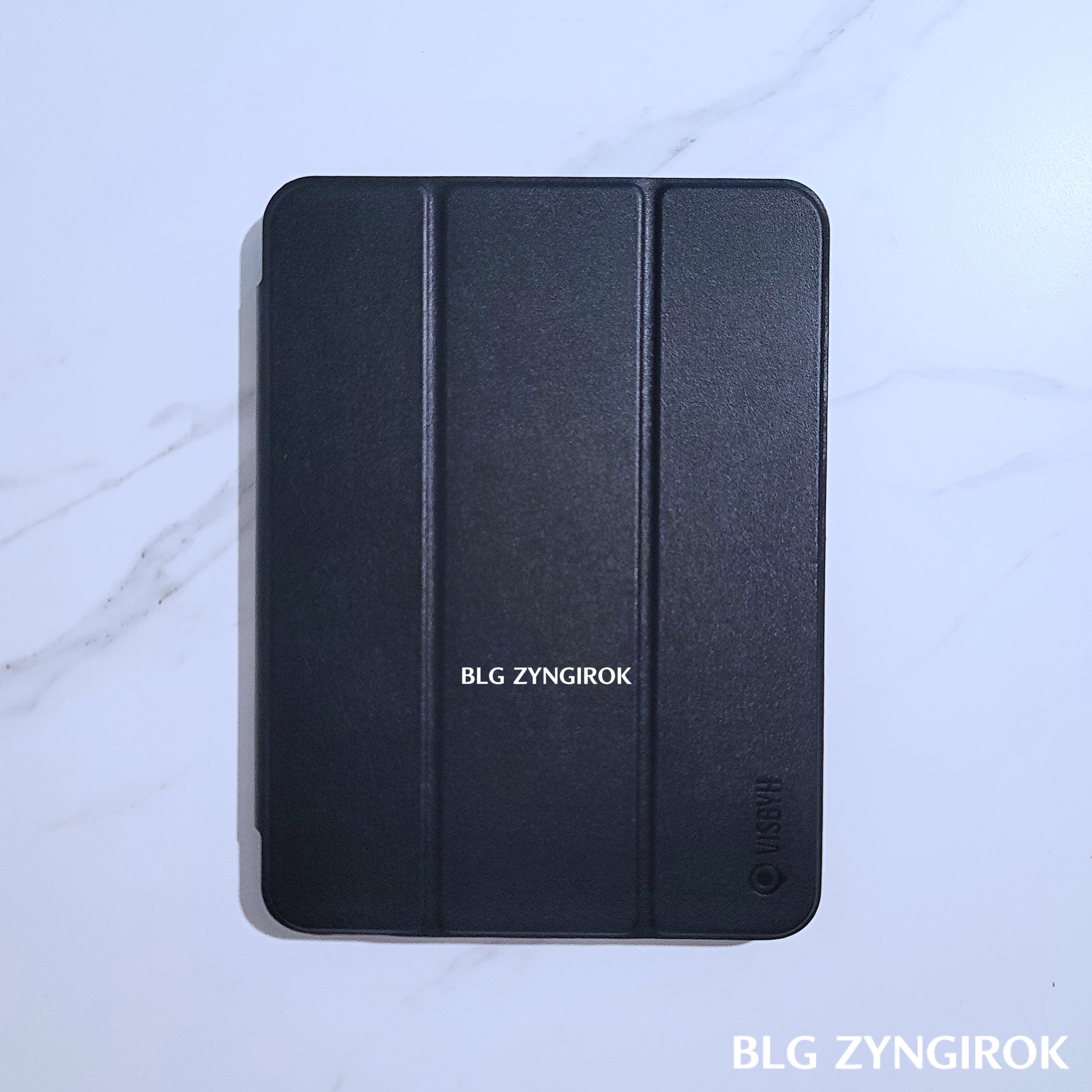 VISBYH 아이패드 미니6 폴리오 케이스가 덮힌채로 테입르 위에 놓여있다.