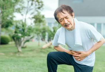 배가 아픈 중장년 남성