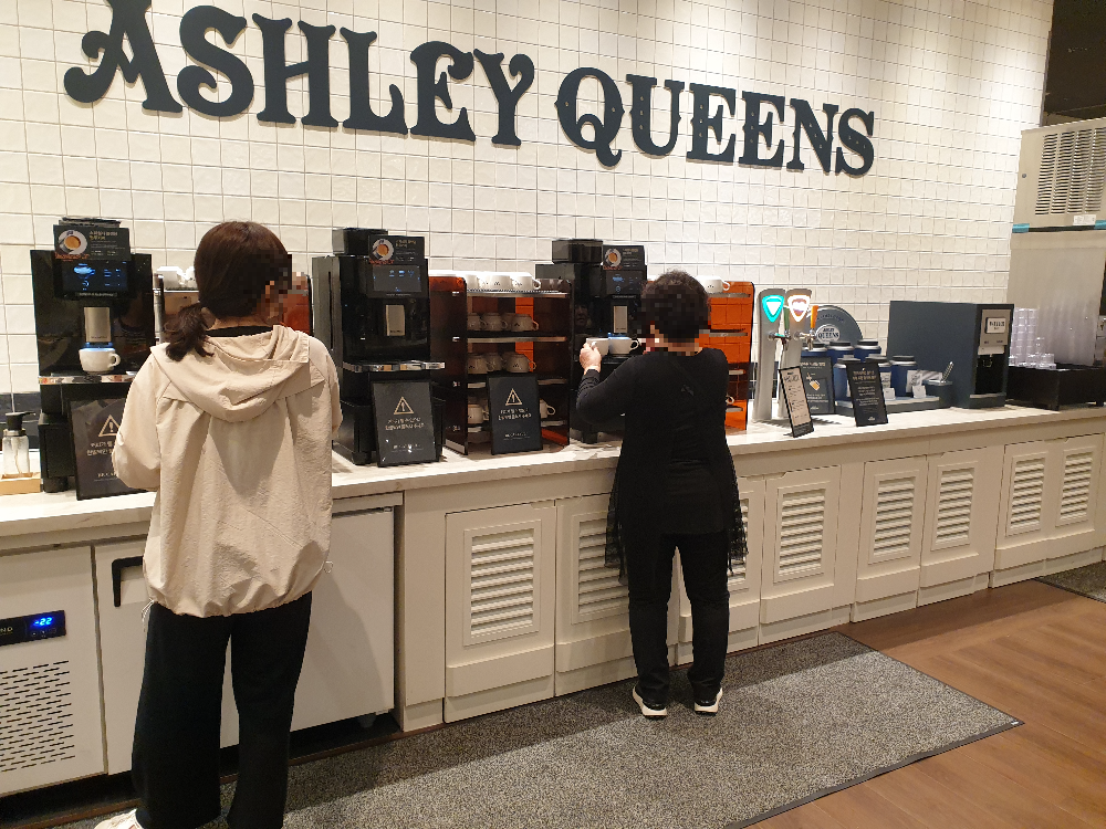 커피머신과 맥주탭 그리고 냉온수기가 보인다.