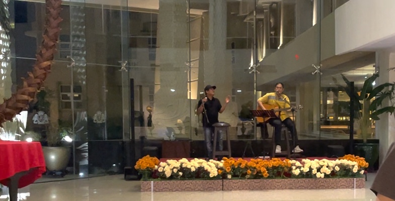 하모니 원 호텔 로비 싱어롱 라이터