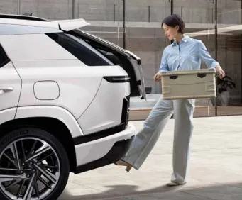 2025 액티언 하이브리드 트렁크를 센서로 여는 모습