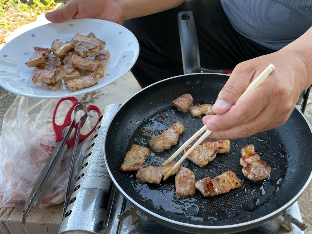 프라이팬에-삼겹살-굽는-이미지