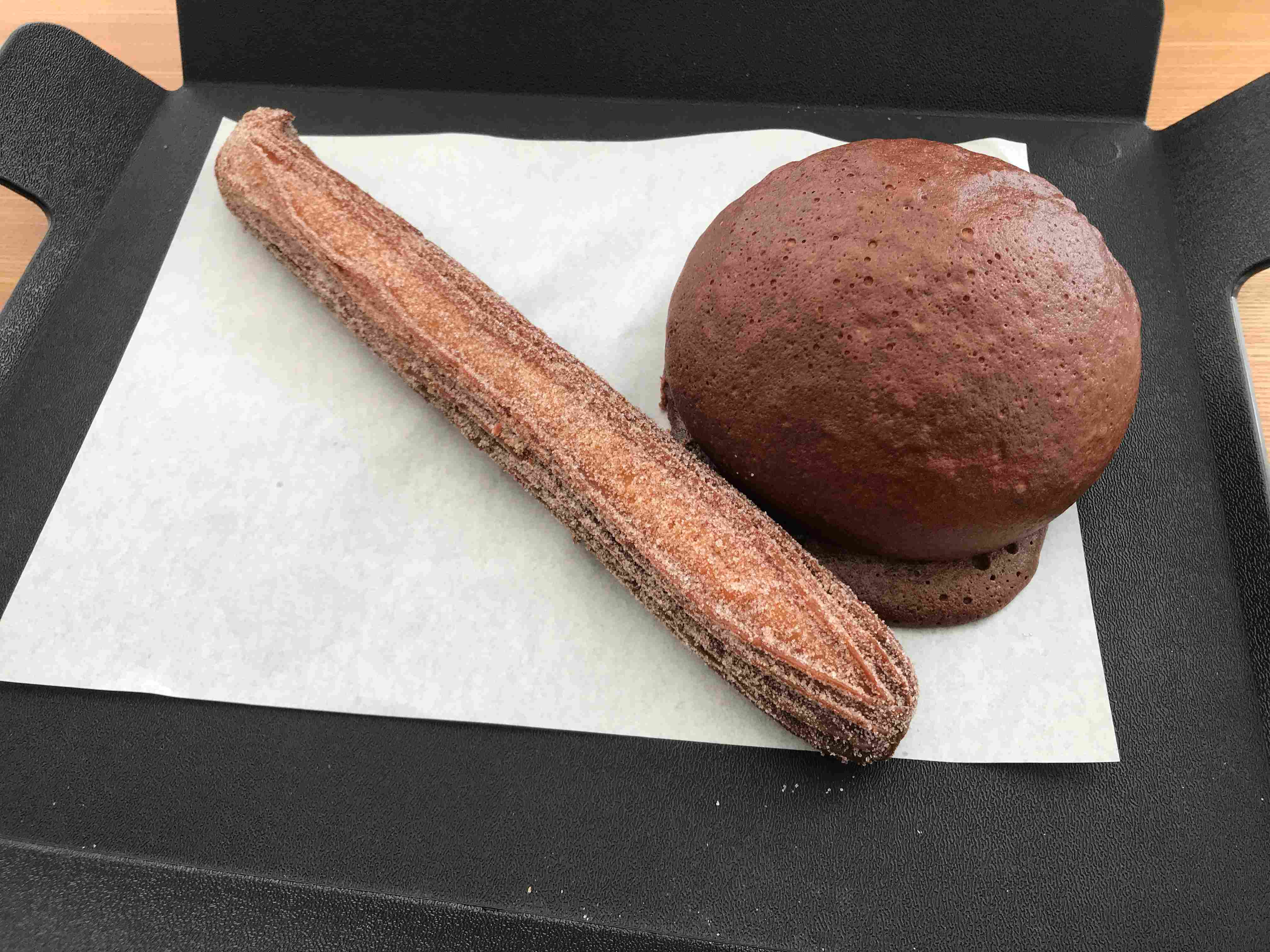 빵 쟁반에 올려진 빵