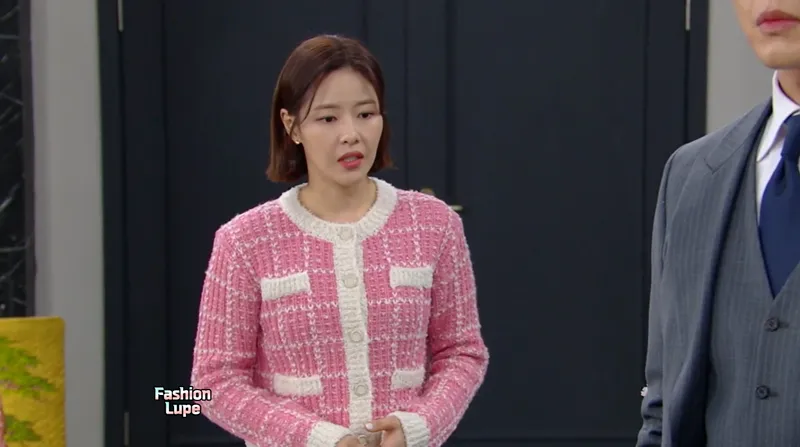두손을 모으고 있는 박하나