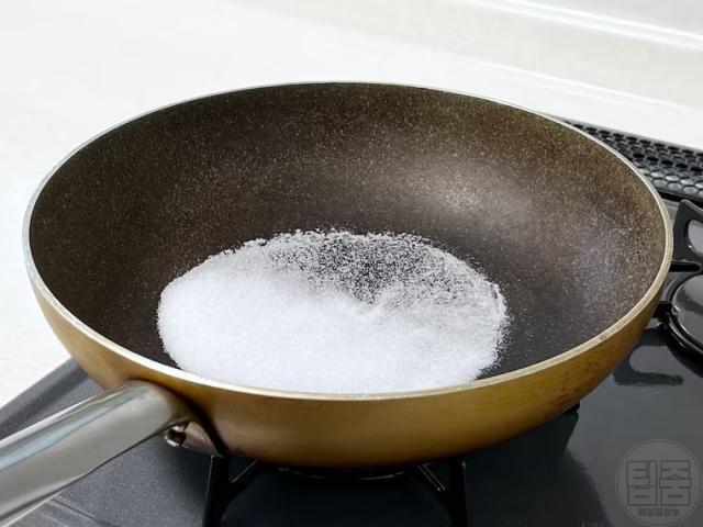 프라이팬 달라붙은 눌어붙음 코팅 소금