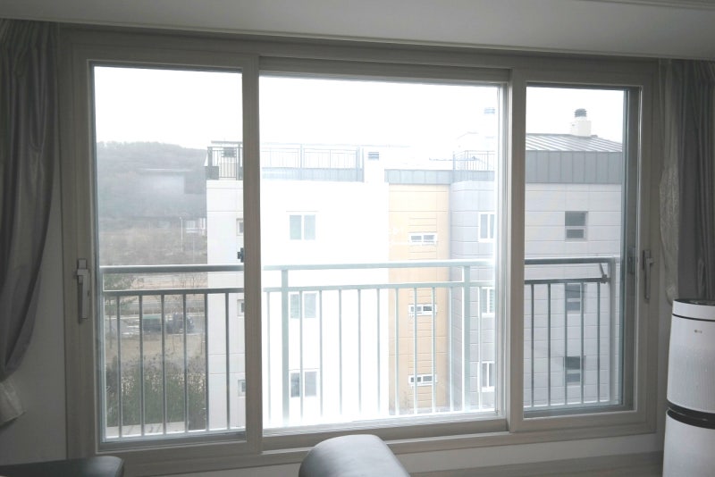 겨울철 난방 사용 시 창문 틈새 바람 유입 실측 분석