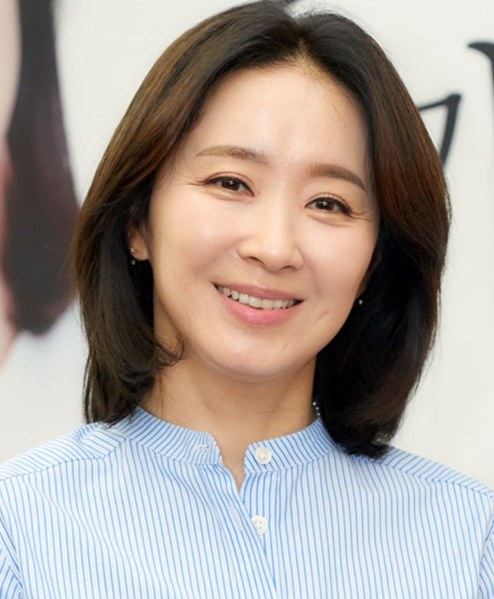 배우 윤유선 프로필 사진│단정하고 따뜻한 미소의 윤유선