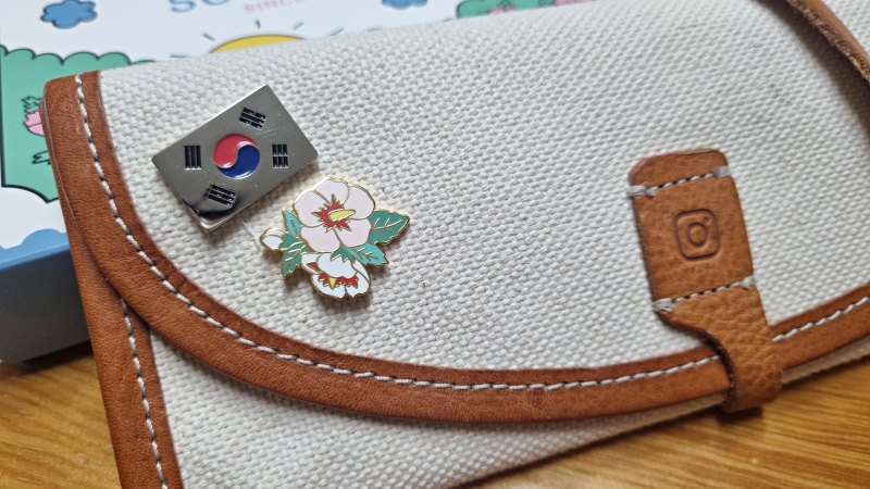 무궁화&amp;#44; 태극기 모양 뱃지