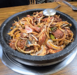 경성식육식당의 돈육주물럭은 채썬 양파와 대파&amp;#44; 삼겹살을 붉게 양념하여 나옵니다