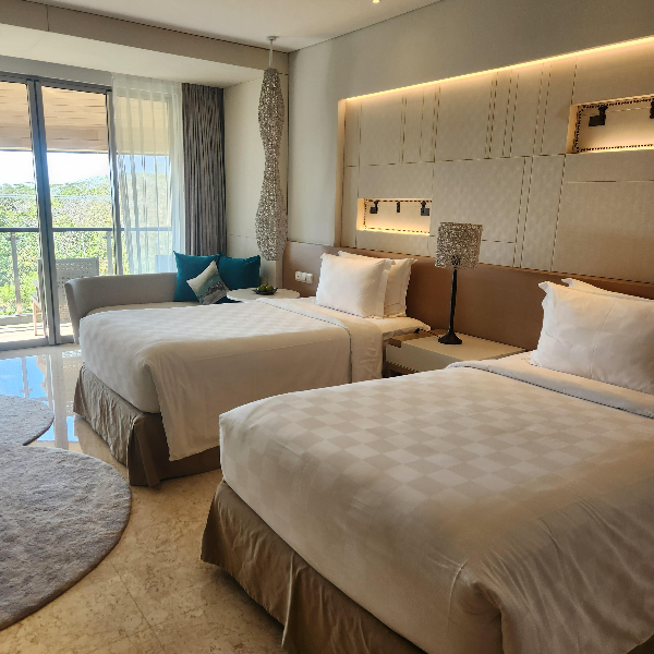 더블 침대 나중에 하나로 붙였다. 창 밖으로 숲이 보인다.