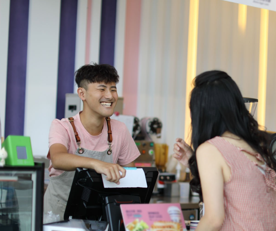 즐겁게 열심히 일하는 직원