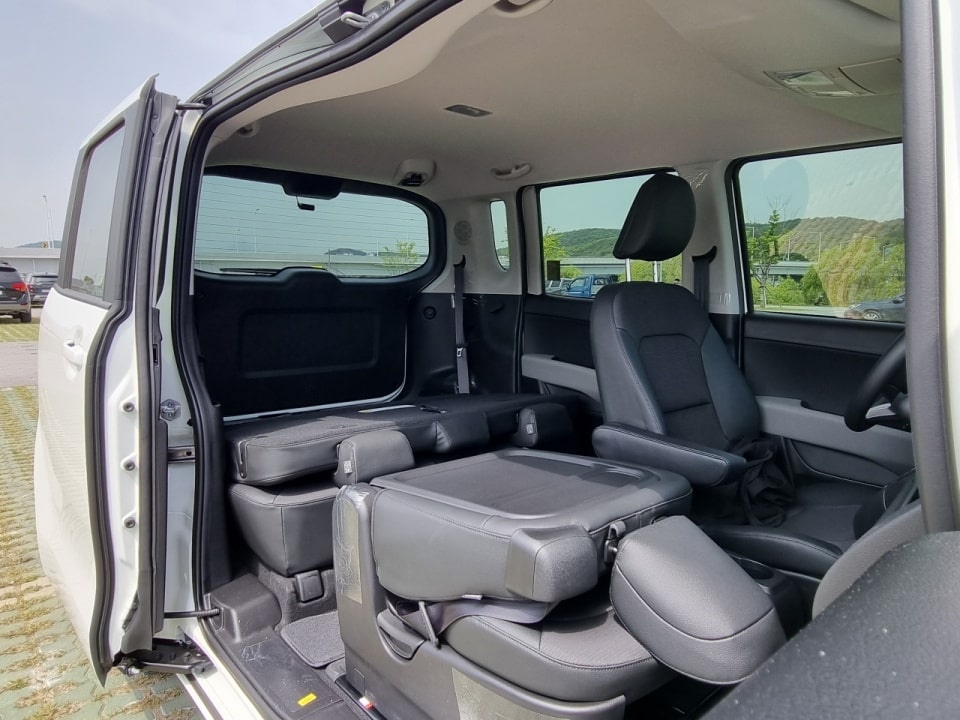 시트는 운전석 빼고 다 접히지만 평탄화는 안 됩니다.