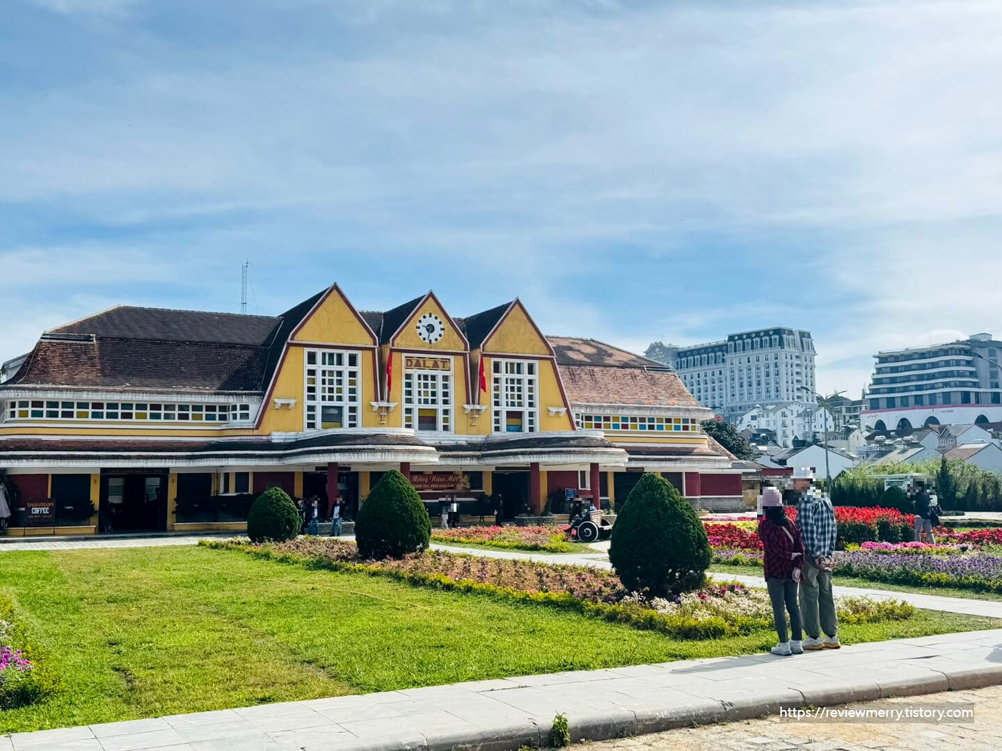 기차역 앞 정원