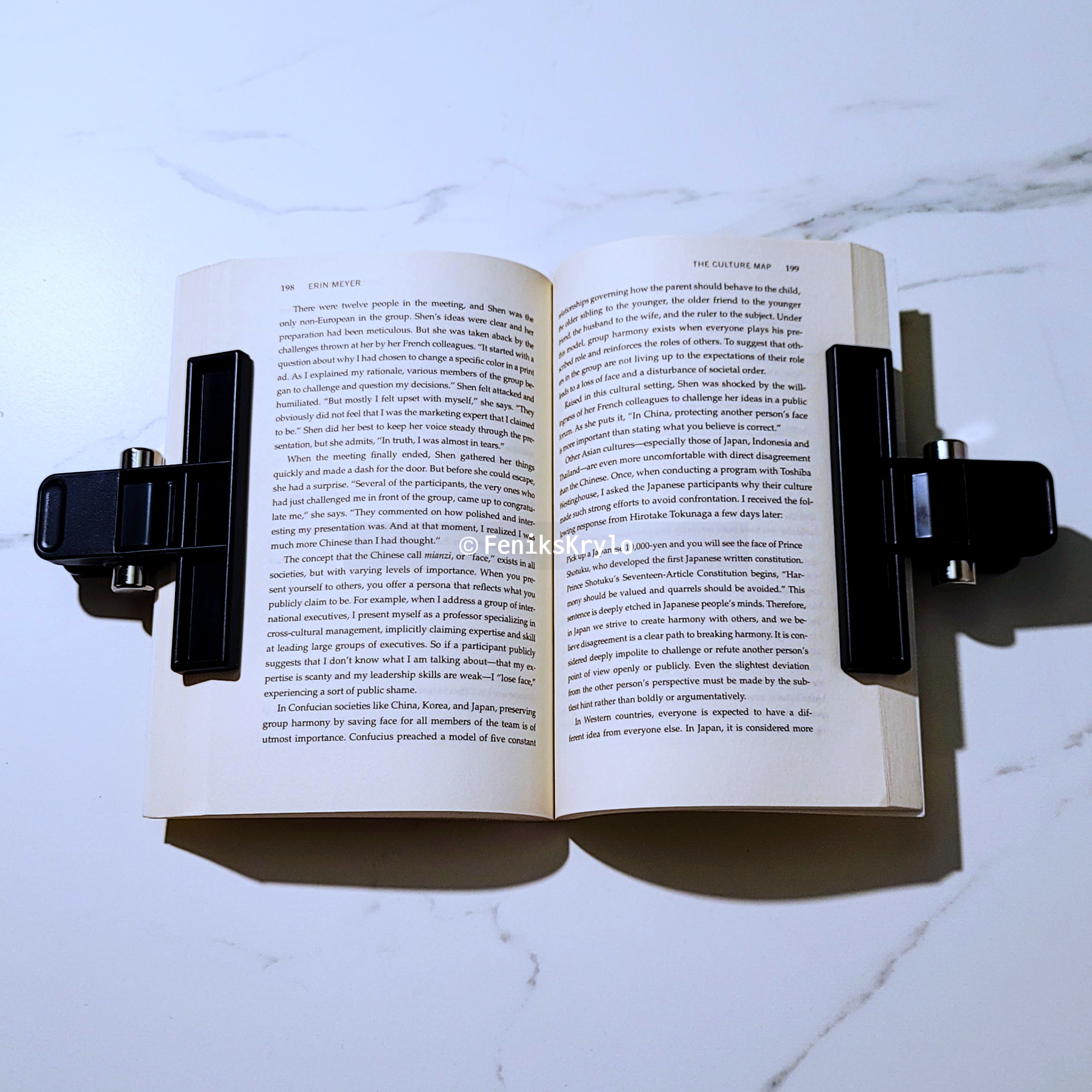 북클립-2개를-이용해-책의-양쪽을-고정한-모습이다.