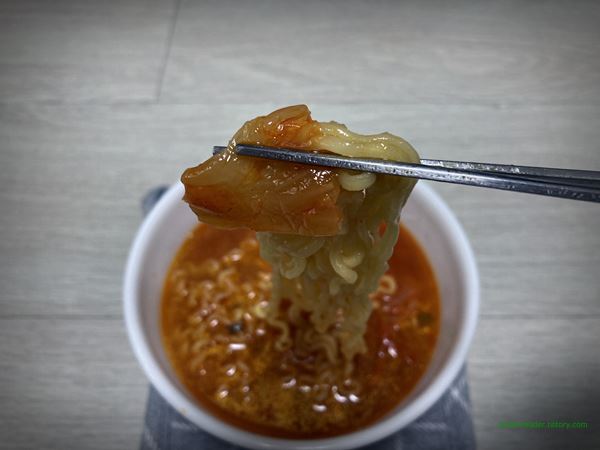 오뚜기 라면비책 김치찌개면 라면 2022년 6월 조리 후 면, 김치