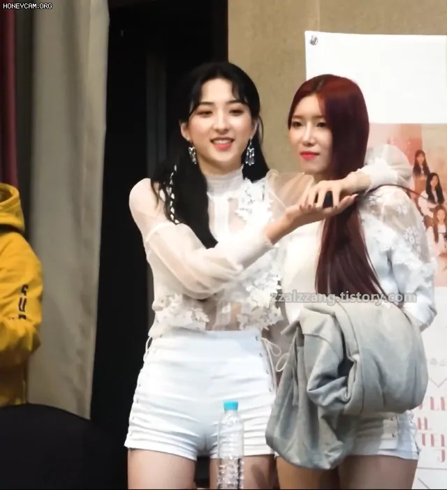 우주소녀 은서 엉덩이 만지는 다원 움짤 2