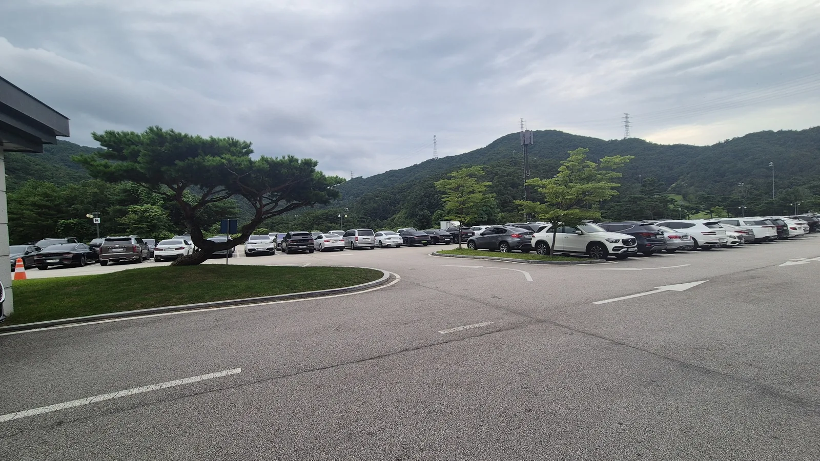 포천 필로스CC 넓은 주차장과 산자락 풍경 – 수도권에서 접근성 우수