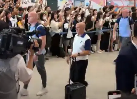 입국하는-토트넘-회장-레비