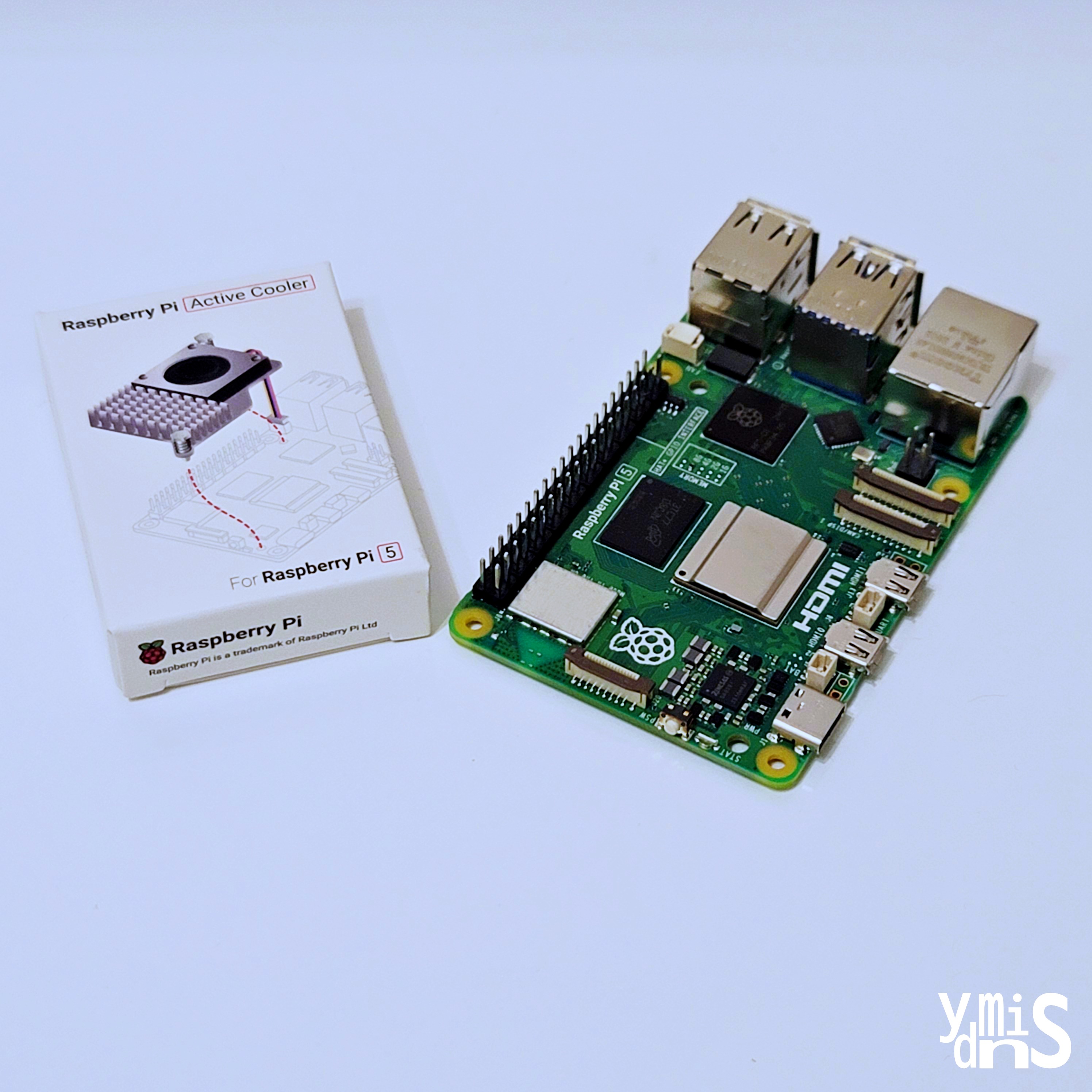 Personla Server Build - Raspberry Pi 초기 세팅 - 쿨러와 라즈베리파이가 나란히 놓여있다.