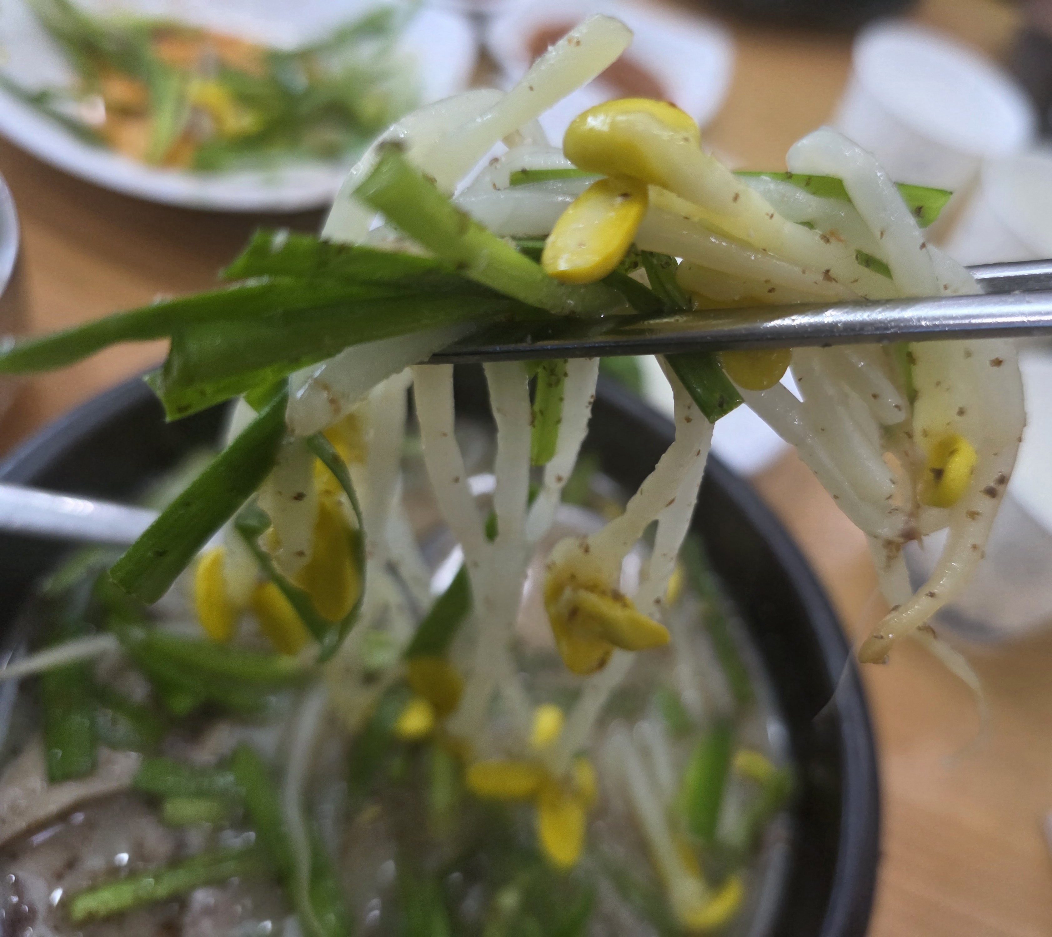 최미삼순대국에 넣어 먹는 콩나물과 부추