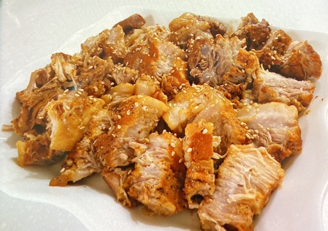 하얀 접시위에 썰어져있는 고기