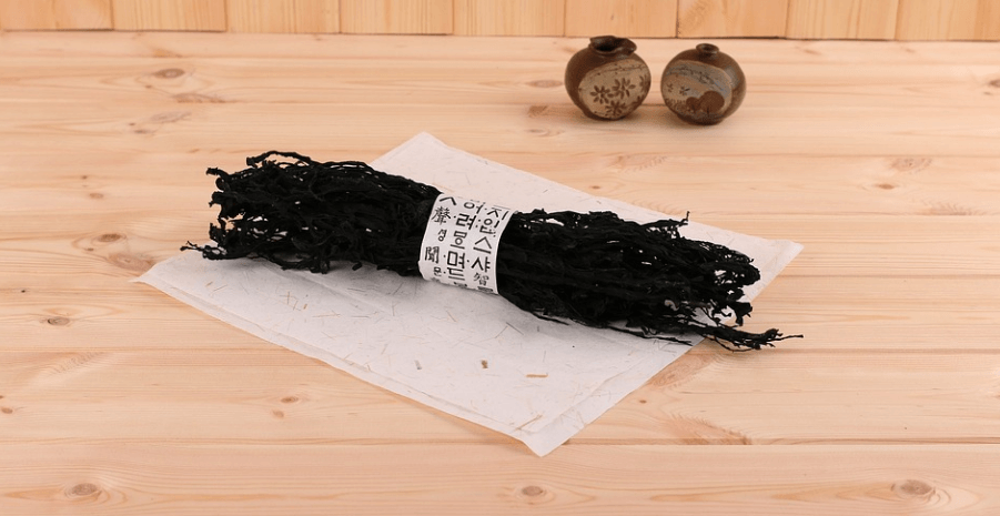 마른 미역이 놓여 있다