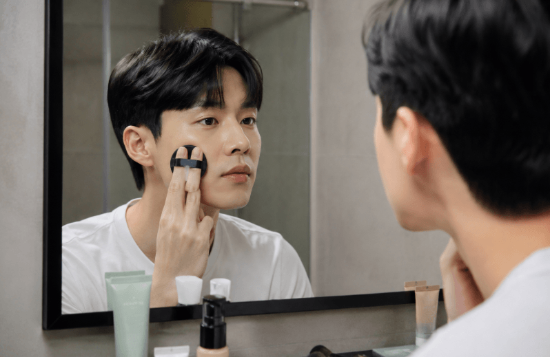 거울보며 메이크럽 하고 있는 남자