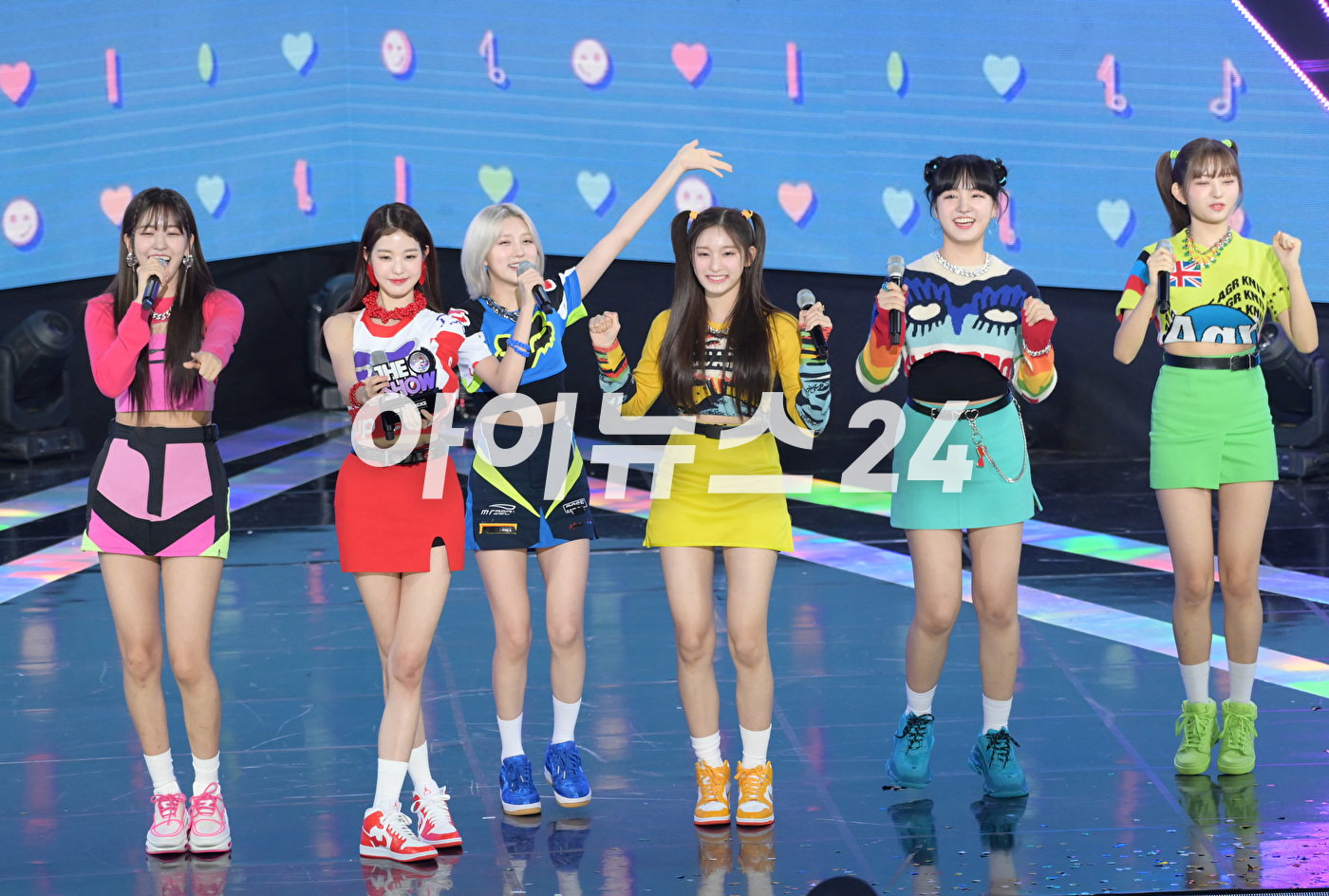 그룹 아이브가 30일 서울 상암동 SBS프리즘타워에서 열린 SBS M '더 쇼' 생방송에서 1위인 '더쇼 초이스'를 수상하고 기뻐하고 있다. [사진=정소희 기자]