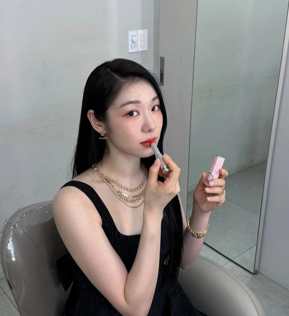 디올 어딕트 립 글로우 립밤을 입술에 바르고 있는 김연아