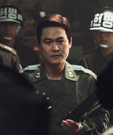 알트태그-김진기 준장 역의 김성균 배우
