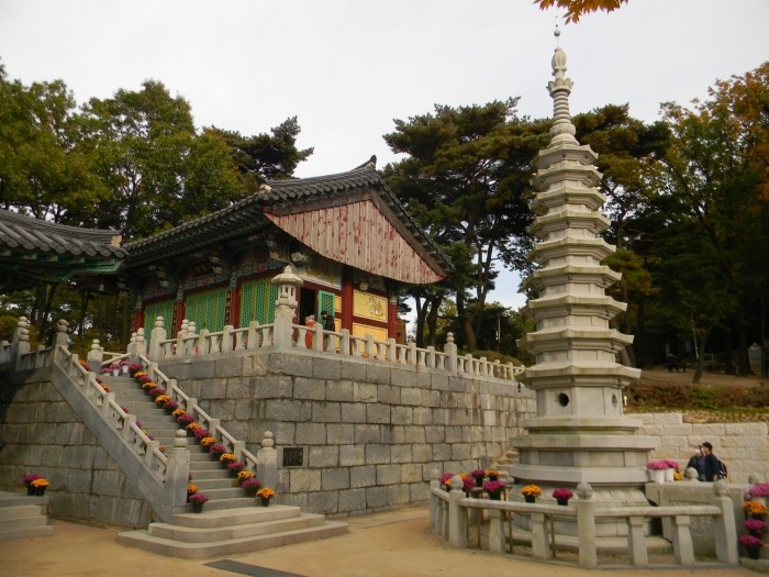 호압사 삼성각과 9층석탑